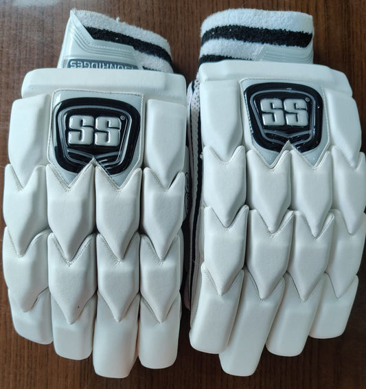 SS Sunridges fingercut batting gloves
